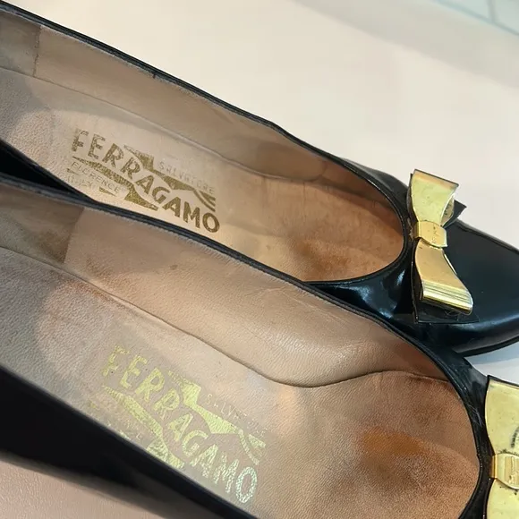 Salvatore Ferragamo Black Patent Leather Dress Shoes Gold Bow sz 7.5 AA GUC
