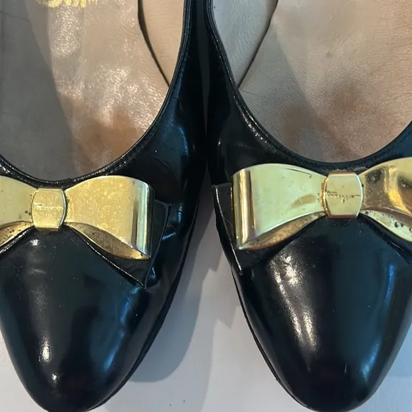 Salvatore Ferragamo Black Patent Leather Dress Shoes Gold Bow sz 7.5 AA GUC