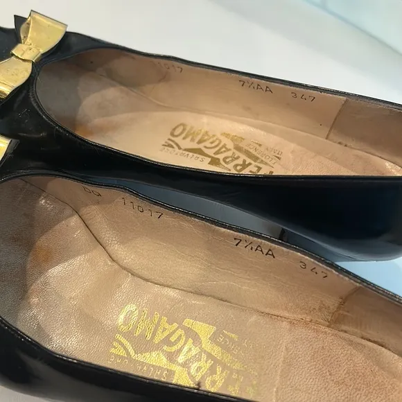 Salvatore Ferragamo Black Patent Leather Dress Shoes Gold Bow sz 7.5 AA GUC