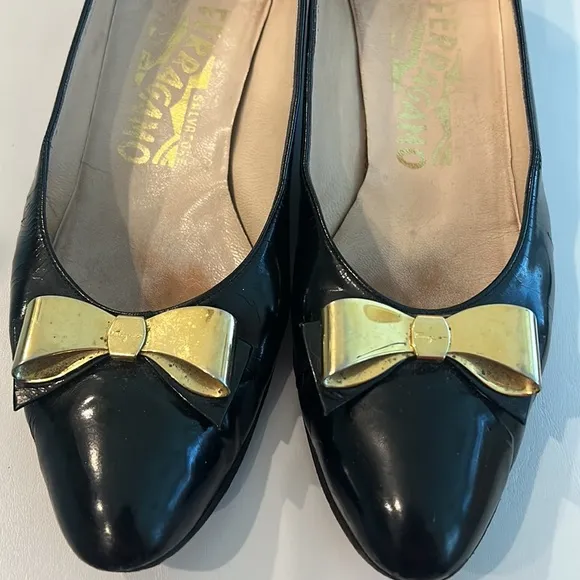 Salvatore Ferragamo Black Patent Leather Dress Shoes Gold Bow sz 7.5 AA GUC