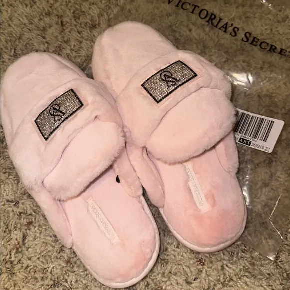 Sexy 🩷 Victoria’s Secret size medium sexy shiny diamond studded slippers sz med