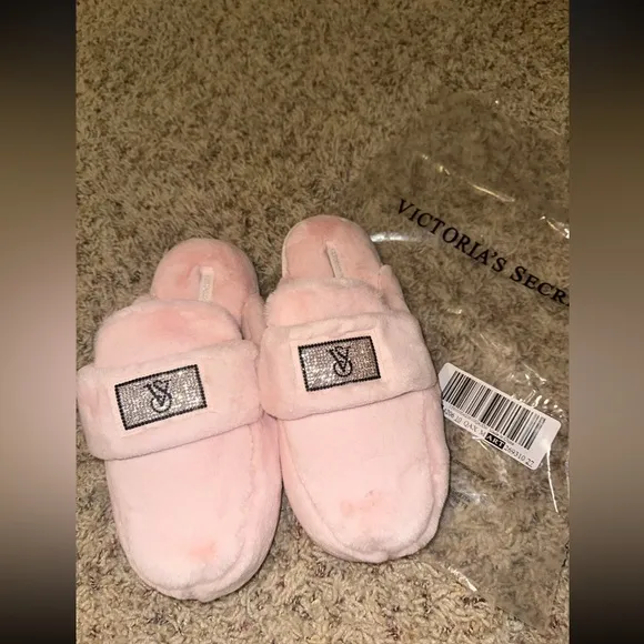 Sexy 🩷 Victoria’s Secret size medium sexy shiny diamond studded slippers sz med
