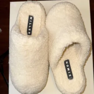 SIMONE MILLER BUBBLE CLOG IN CREAM SHEARLING 39