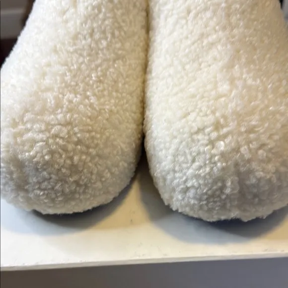 SIMONE MILLER BUBBLE CLOG IN CREAM SHEARLING 39