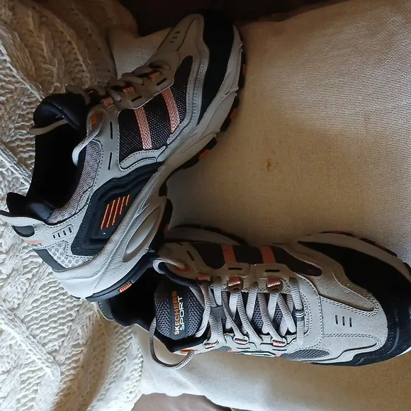 Skechers Men's Gray and Black Athletic Shoes