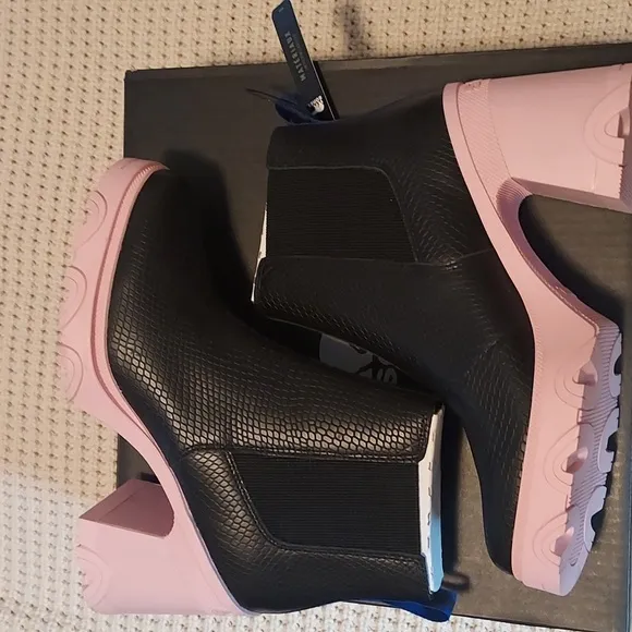 Sorel Brex Heel Chelsea Boots in Black/Vintage Pink