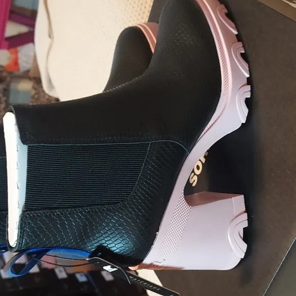 Sorel Brex Heel Chelsea Boots in Black/Vintage Pink