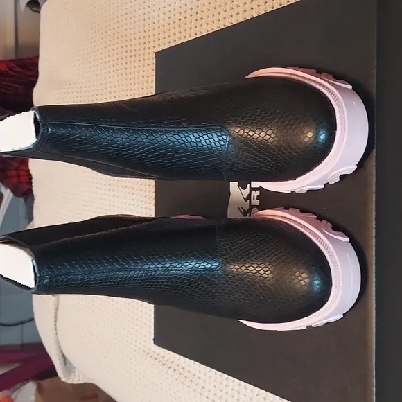 Sorel Brex Heel Chelsea Boots in Black/Vintage Pink