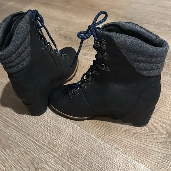 Sorel Conquest Wool Wedge Ankle Boots 9