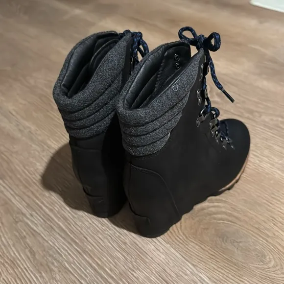 Sorel Conquest Wool Wedge Ankle Boots 9