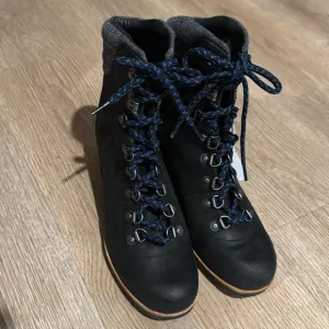 Sorel Conquest Wool Wedge Ankle Boots 9