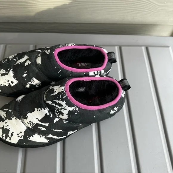 Sorel Go Bodega Faux Fur Lined Slippers Black White Pink Trim Size 9 Women’s