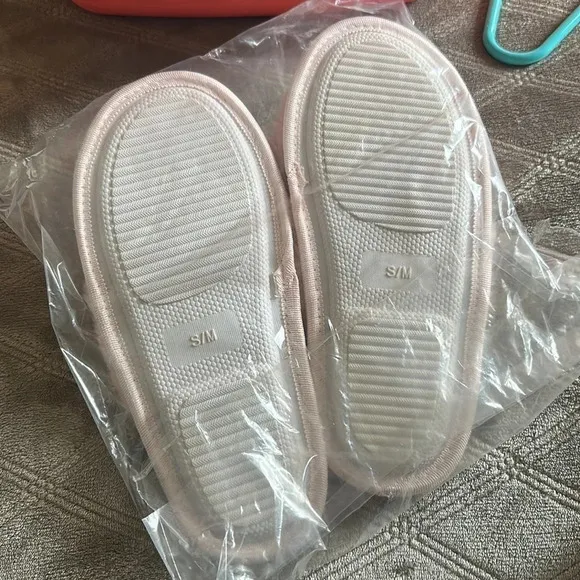 Splendid Pink Faux Fur Slippers​​​​​​​​