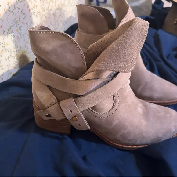Stylish Women's Tan Ankle Boots