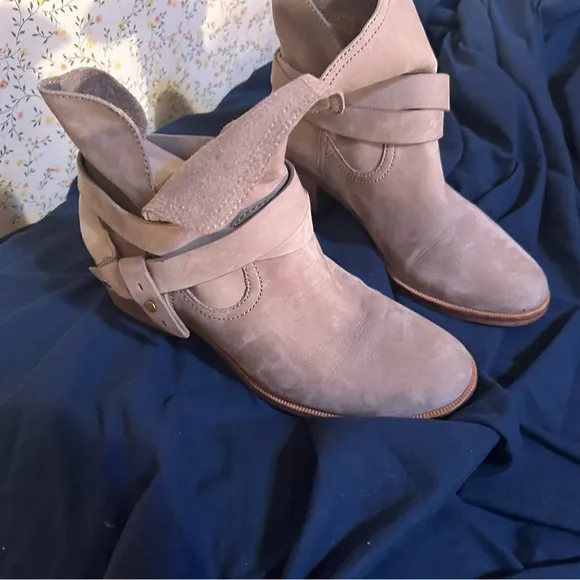 Stylish Women's Tan Ankle Boots