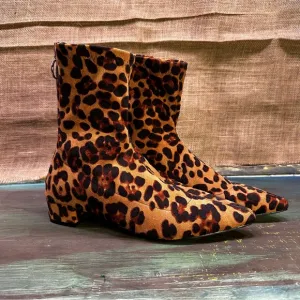 Suede leopard cheetah animal print pointed toe ankle booties size 10 NWOT