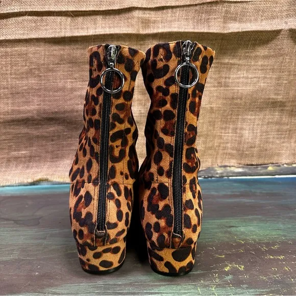 Suede leopard cheetah animal print pointed toe ankle booties size 10 NWOT