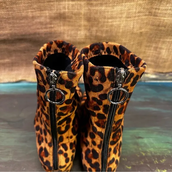 Suede leopard cheetah animal print pointed toe ankle booties size 10 NWOT
