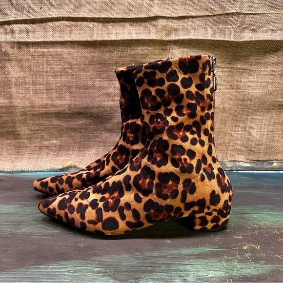 Suede leopard cheetah animal print pointed toe ankle booties size 10 NWOT