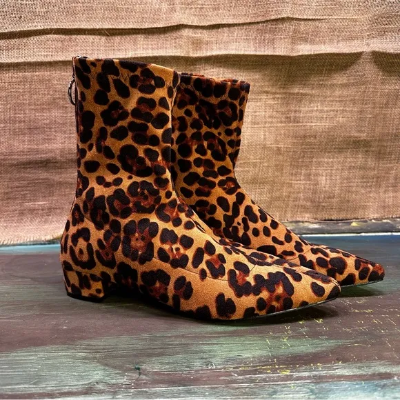 Suede leopard cheetah animal print pointed toe ankle booties size 10 NWOT