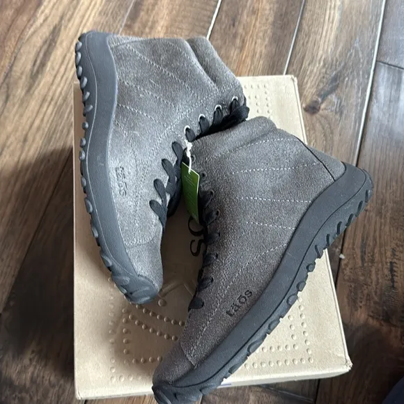Taos Trail Mix Boots NEW Womens 9.5 Charcoal Gray Suede Side Zip Lace Up