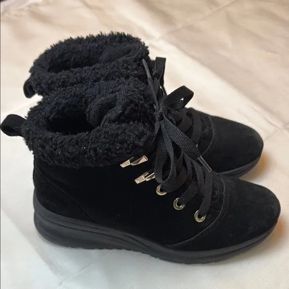 📪Taryn Rose Zahara Black suede Ankle Booties with Cozy Lining