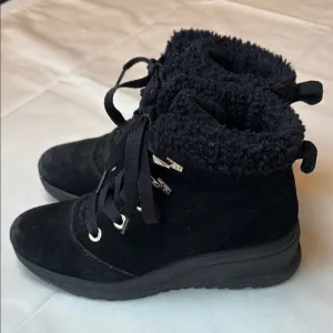 📪Taryn Rose Zahara Black suede Ankle Booties with Cozy Lining