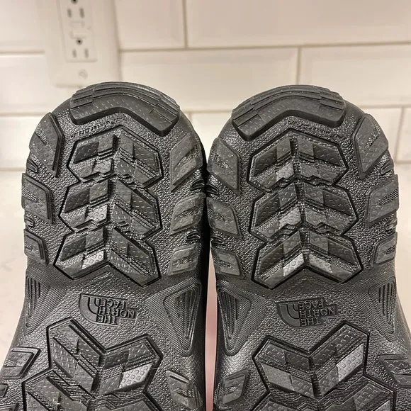 The North Face Alpenglow IV Boots - Youth Size 4 NWT