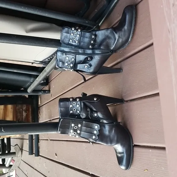 THOSE BOOTS❣️Oh la la these black ankle boots are hot♥️ Size 9. Stuart Weitzman