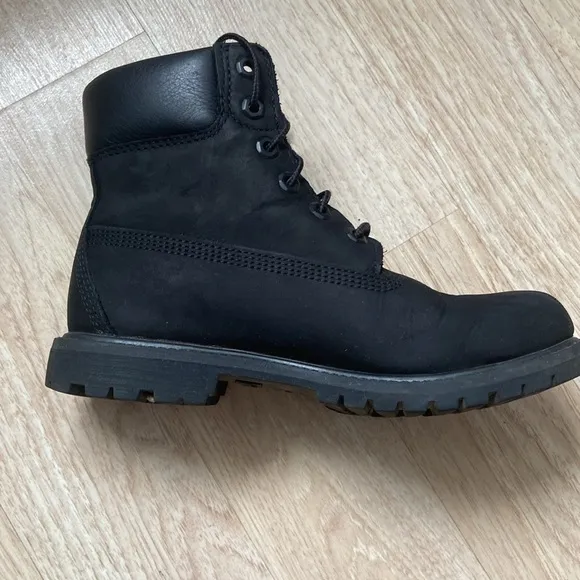 Timberland Women’s Black Premium 6&quot; Boot - Size 7.5