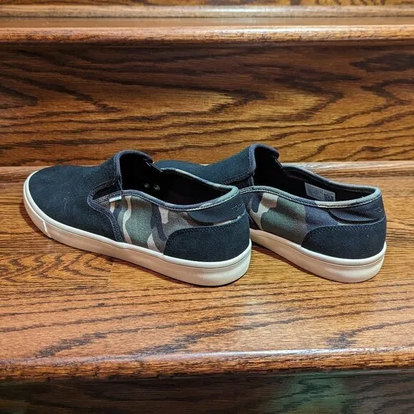 TOMS 10M baja black and camo shoes NWOT