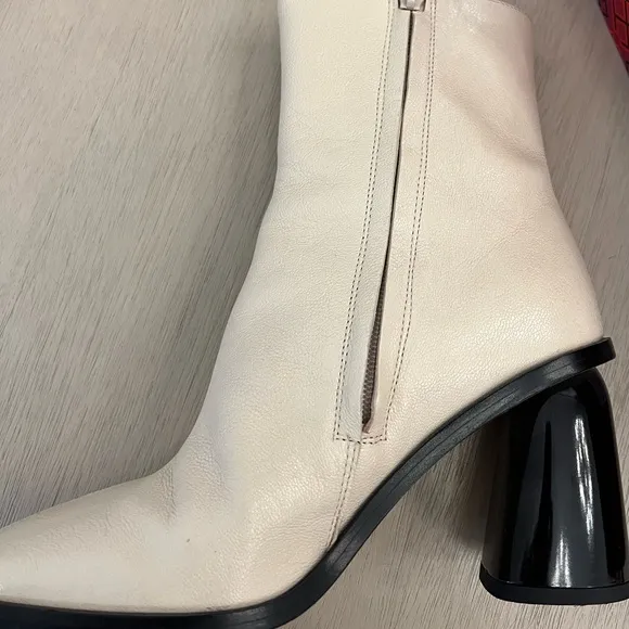 Tori Burch size 7 sculpted heel ankle boots leather style # 144301 new cream