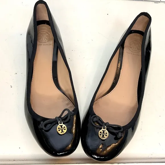 Tory Burch Black Patent Leather Pump Low Heel Bow Detail Gold Logo size 8