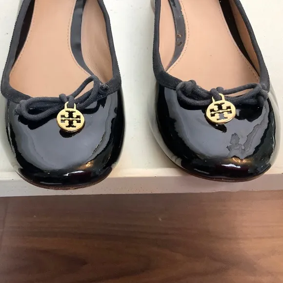 Tory Burch Black Patent Leather Pump Low Heel Bow Detail Gold Logo size 8