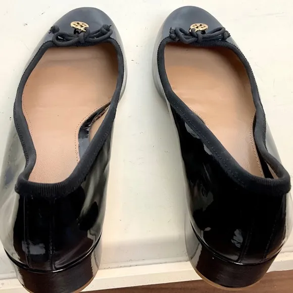 Tory Burch Black Patent Leather Pump Low Heel Bow Detail Gold Logo size 8