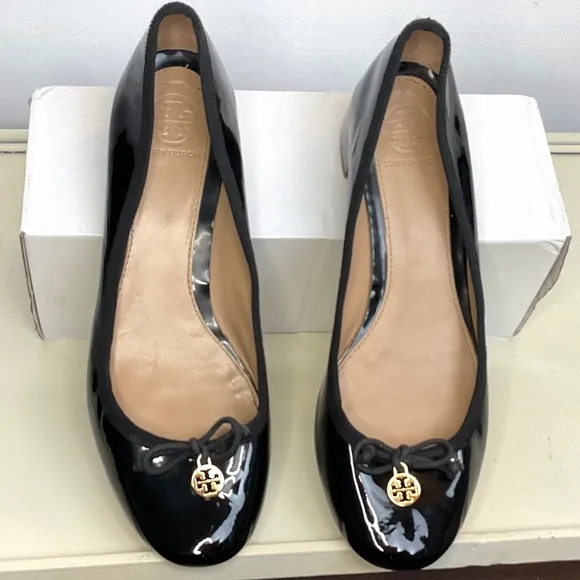 Tory Burch Black Patent Leather Pump Low Heel Bow Detail Gold Logo size 8