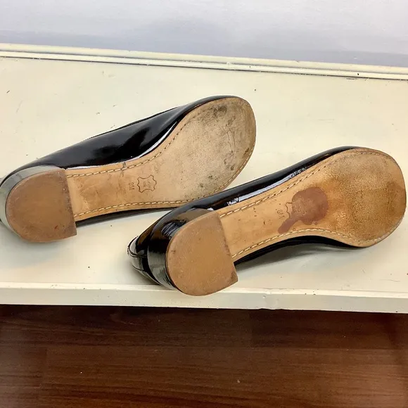Tory Burch Black Patent Leather Pump Low Heel Bow Detail Gold Logo size 8