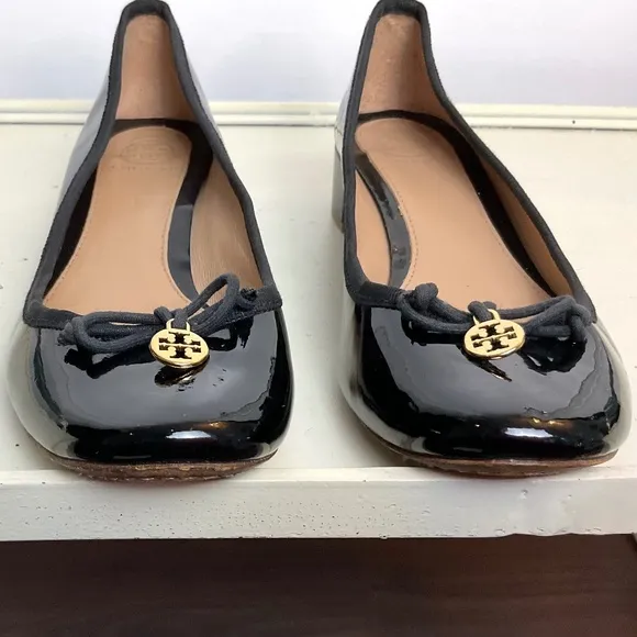 Tory Burch Black Patent Leather Pump Low Heel Bow Detail Gold Logo size 8