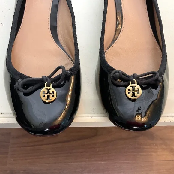 Tory Burch Black Patent Leather Pump Low Heel Bow Detail Gold Logo size 8