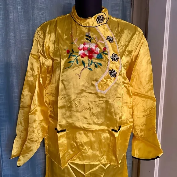 True vintage Asian pajama set circa 1950s top, bottoms, robe, slippers, case