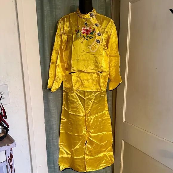 True vintage Asian pajama set circa 1950s top, bottoms, robe, slippers, case