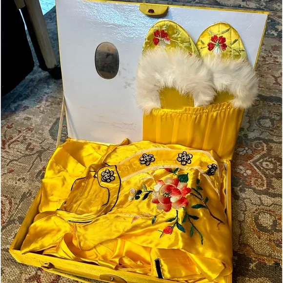 True vintage Asian pajama set circa 1950s top, bottoms, robe, slippers, case