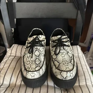 Tuk Black and White Oxfords with Unique Pattern EUC