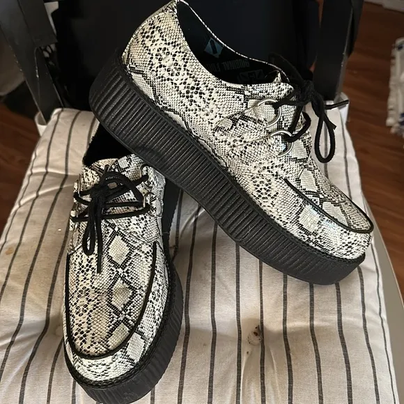 Tuk Black and White Oxfords with Unique Pattern EUC