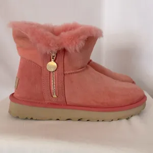 UGG ankle kid’s boots  peach color gold hardware no size but measuring a kids 5