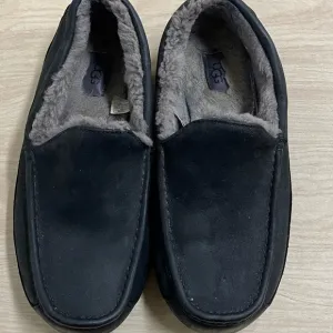 UGG Ascot Matte Leather Black Fur Slippers Mens Size 11 (Fits Size 10)