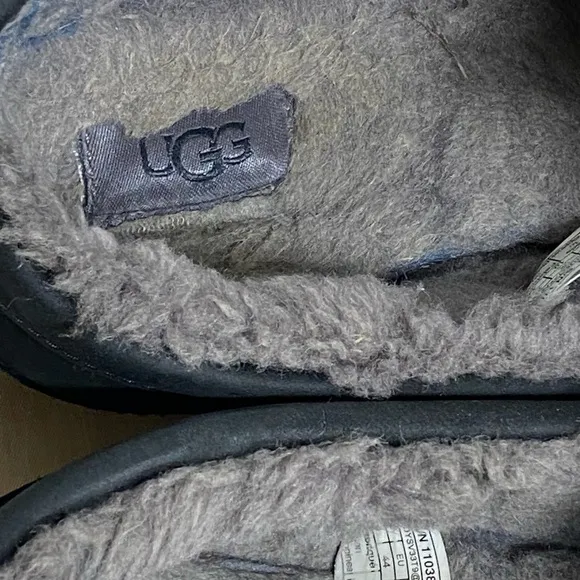 UGG Ascot Matte Leather Black Fur Slippers Mens Size 11 (Fits Size 10)