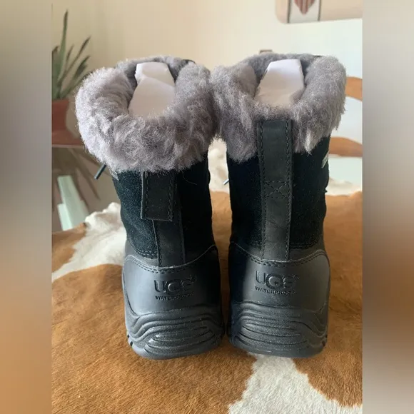 UGG BOOTS WOMENS SIZE 7 (BLACK) FAUX FUR / LACE UP / WORN ONCE