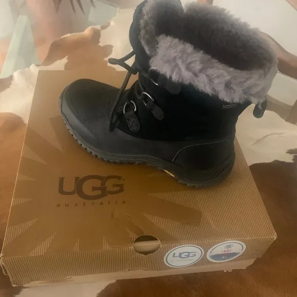 UGG BOOTS WOMENS SIZE 7 (BLACK) FAUX FUR / LACE UP / WORN ONCE
