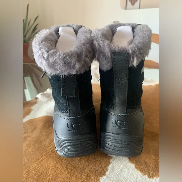UGG BOOTS WOMENS SIZE 7 (BLACK) FAUX FUR / LACE UP / WORN ONCE